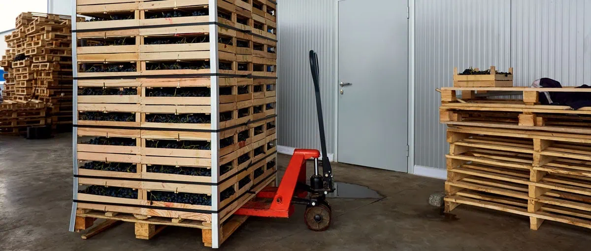 Mert a göngyöleg eszköz, ami a cég tulajdonában marad, és pénzmozgás kapcsolódhat hozzá (betétdíj, bérleti díj, visszavétel). A könyvelés attól függ, hogy a göngyöleget értékesítik-e, vagy betétdíj ellenében adják ki.