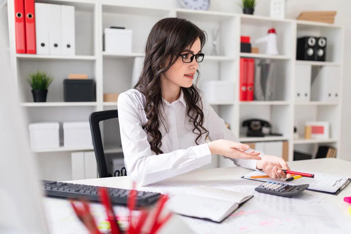 Járulékfizetési kötelezettség 2026: mi változik, kinek mi a teendő? 2026-ban a „klasszikus” járulékmértékek alaplogikája nem borul fel, viszont három olyan pont van, ami a könyvelés–bérszámfejtés napi rutinját tényleg érinti: 1. az egyéni vállalkozók bevallási/megfizetési ütemezése, 2. a vállalkozói minimum szocho-alap egyik számítási eleme (a 112,5%-os szorzó kivezetése), 3. az egészségügyi szolgáltatási járulék összege.