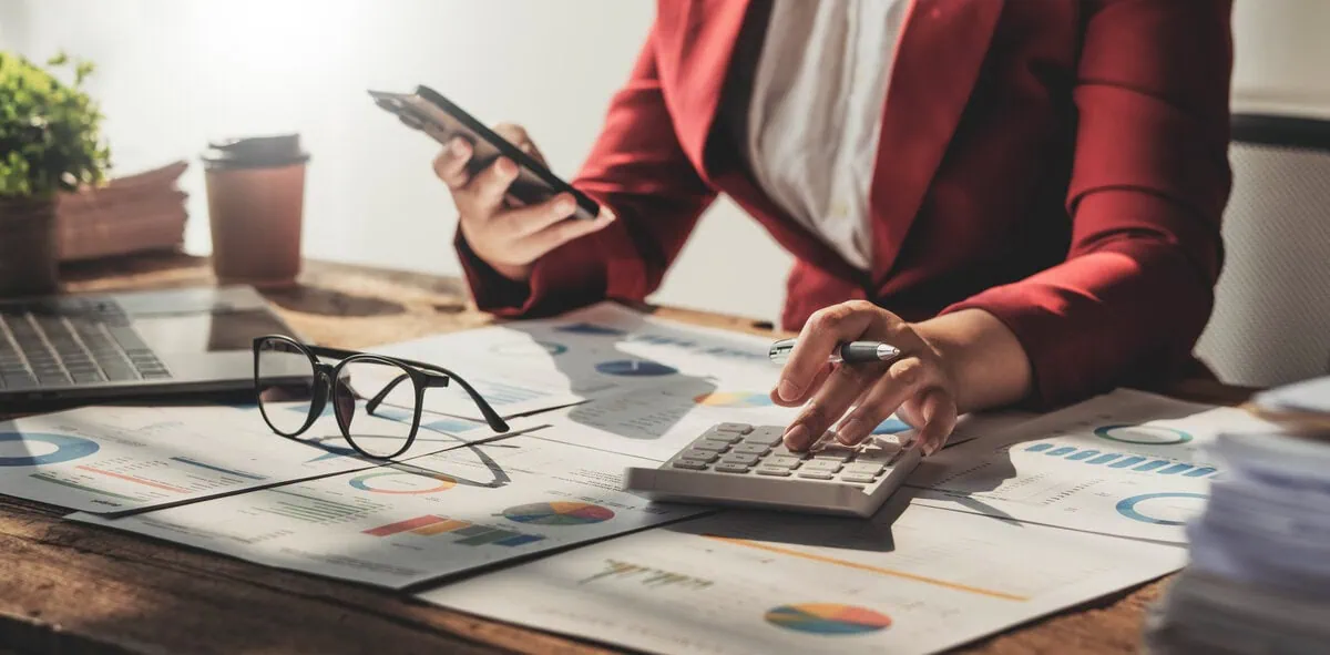 Az alanyi adómentesség (AAM) lényege röviden: nem számít fel áfát a belföldi értékesítéseinél/szolgáltatásainál, cserébe nem is vonhatja le a beszerzéseit terhelő áfát. Sok kisvállalkozónál ez adminisztrációban és árazásban is nagy könnyítés – de csak akkor, ha a kereteket és a „buktatókat” jól kezeli.